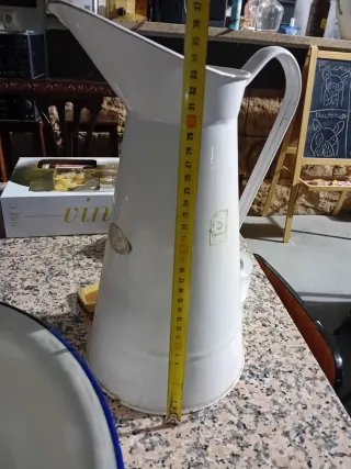 Jarra antigua metal esmaltado 37cm