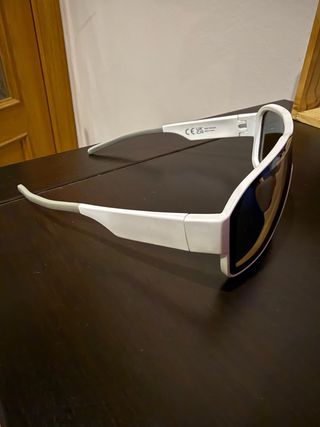 Occhiali da sole futuristici