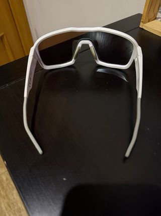 Occhiali da sole futuristici