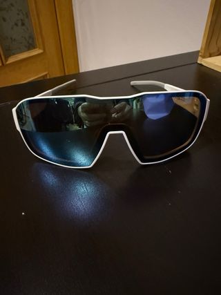 Occhiali da sole futuristici