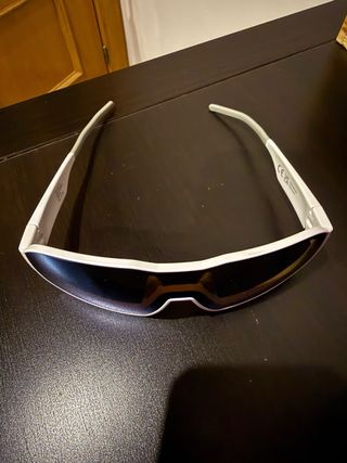 Occhiali da sole futuristici