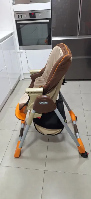 Trona Jané color marrón y beige.