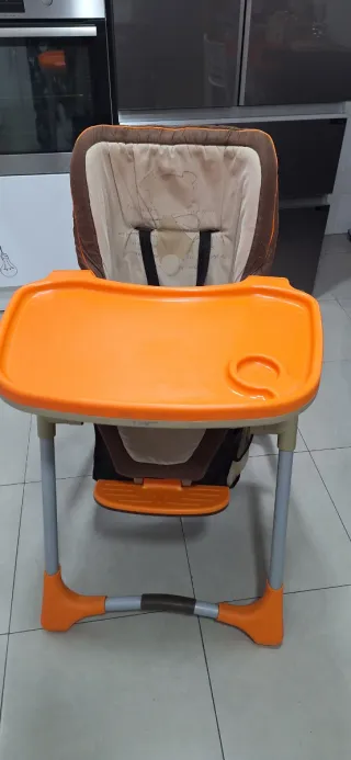 Trona Jané color marrón y beige.