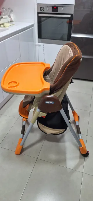 Trona Jané color marrón y beige.