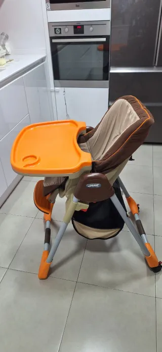 Trona Jané color marrón y beige.