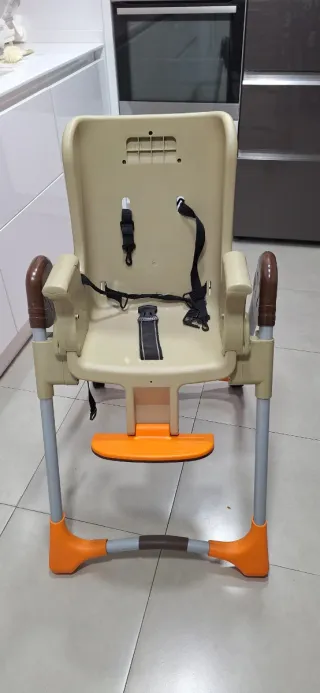 Trona Jané color marrón y beige.