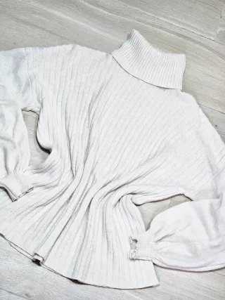 Jersey cuello alto color crema