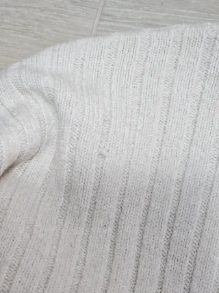 Jersey cuello alto color crema