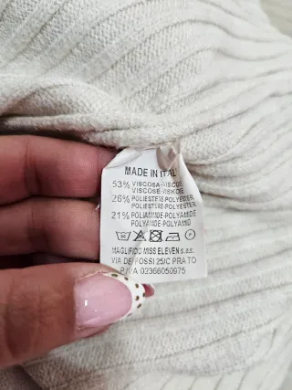 Jersey cuello alto color crema