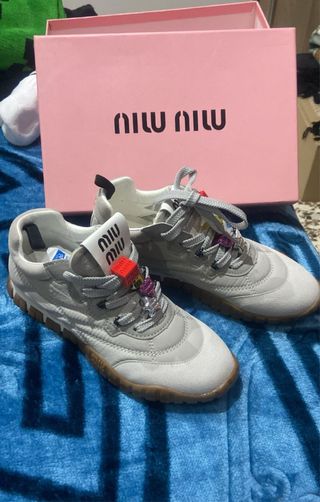 Sneakers Miu Miu grigie e bianche