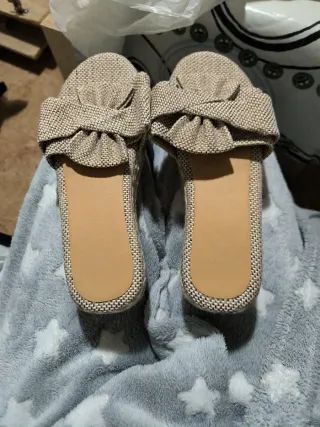 Sandalias planas mujer beige y marrón