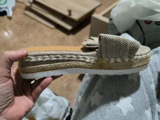 Sandalias planas mujer beige y marrón