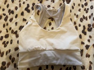 Top deportivo Oysho beige