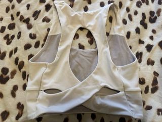 Top deportivo Oysho beige