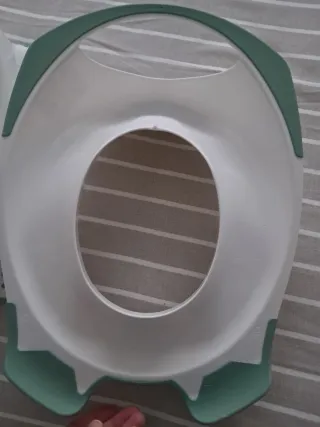 Adaptador y orinal para baño de bebé