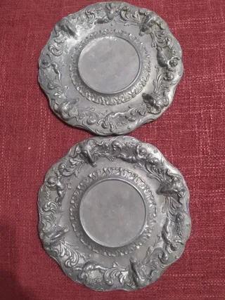 Piatti antichi decorati con figure