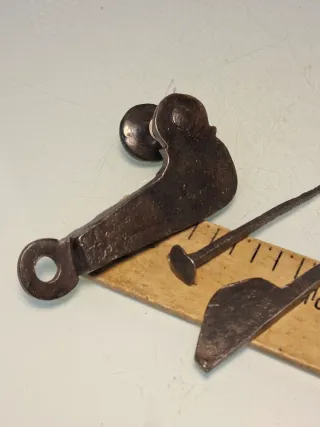 Cerrojo antiguo tipo aldaba