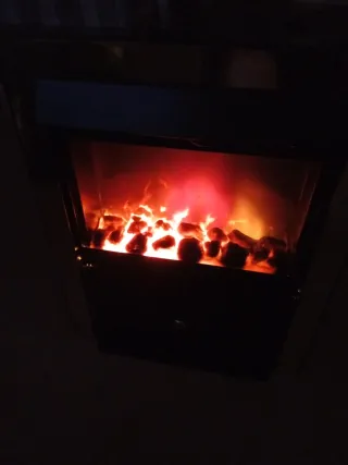 Chimenea eléctrica dorada y negra