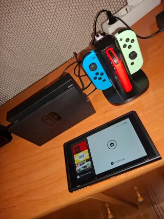 Nintendo Switch nera con due controller Joy-Con