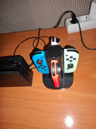 Nintendo Switch nera con due controller Joy-Con