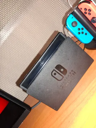 Nintendo Switch nera con due controller Joy-Con