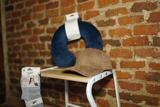 Gorra, Almohada de Viaje y Calcetines