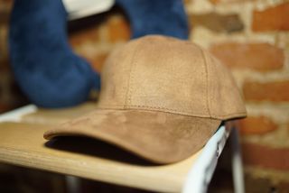 Gorra, Almohada de Viaje y Calcetines