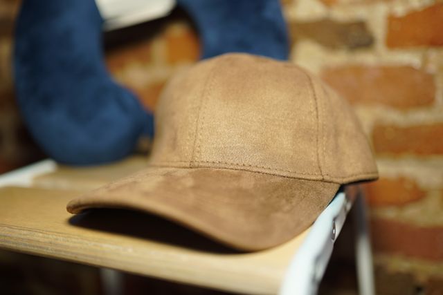 Gorra, Almohada de Viaje y Calcetines