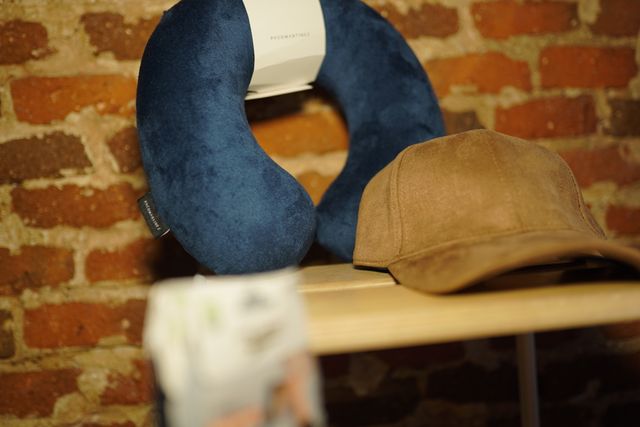 Gorra, Almohada de Viaje y Calcetines