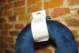 Gorra, Almohada de Viaje y Calcetines