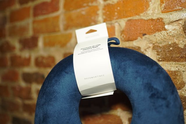 Gorra, Almohada de Viaje y Calcetines