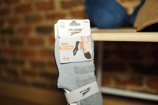 Gorra, Almohada de Viaje y Calcetines