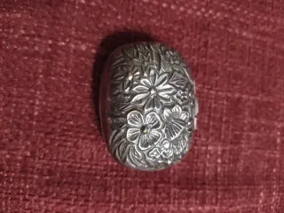 Antico porta pillole floreale