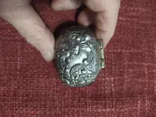 Antico porta pillole floreale