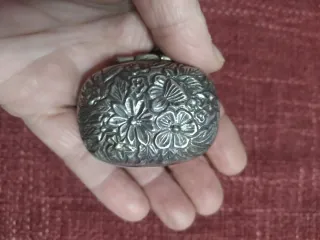 Antico porta pillole floreale