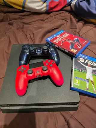 PS4 con 2 controller e 2 giochi