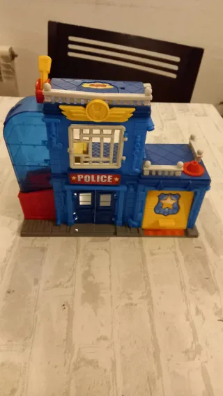 Estación de Policía Superthings