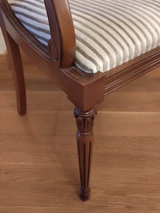 Silla de madera con brazos y tapizado