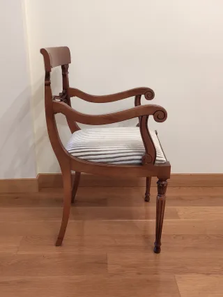 Silla de madera con brazos y tapizado