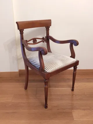 Silla de madera con brazos y tapizado