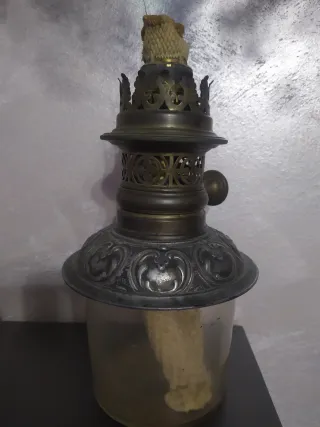 Antica lampada a petrolio in ottone