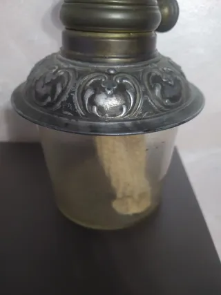 Antica lampada a petrolio in ottone