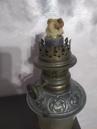 Antica lampada a petrolio in ottone