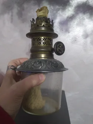 Antica lampada a petrolio in ottone