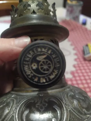 Antica lampada a petrolio in ottone