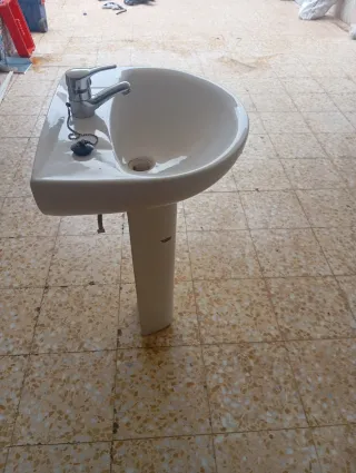Lavabo de porcelana blanco con pedestal