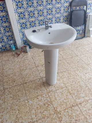 Lavabo de porcelana blanco con pedestal