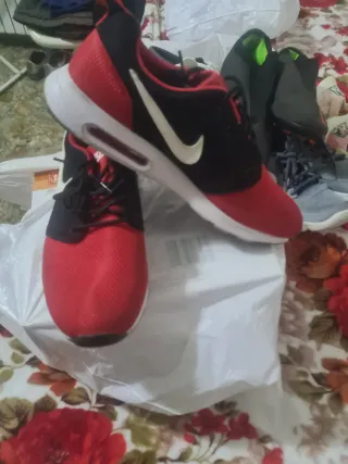 Zapatillas Nike Air Max Tavas Rojas y Negras