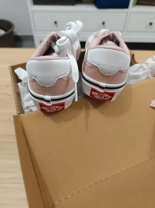 Zapatillas Vans de color rosa, talla 27.