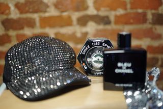 Gorra, Reloj, Colonia Chanel y Tirantes